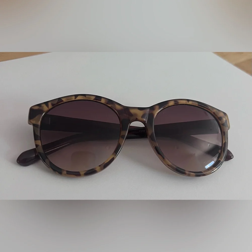 FOSSIL FW99 Round Tortoise Shell Sunglasses Gradient Lens